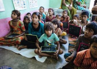 गरीब बच्चों के लिए स्कूल